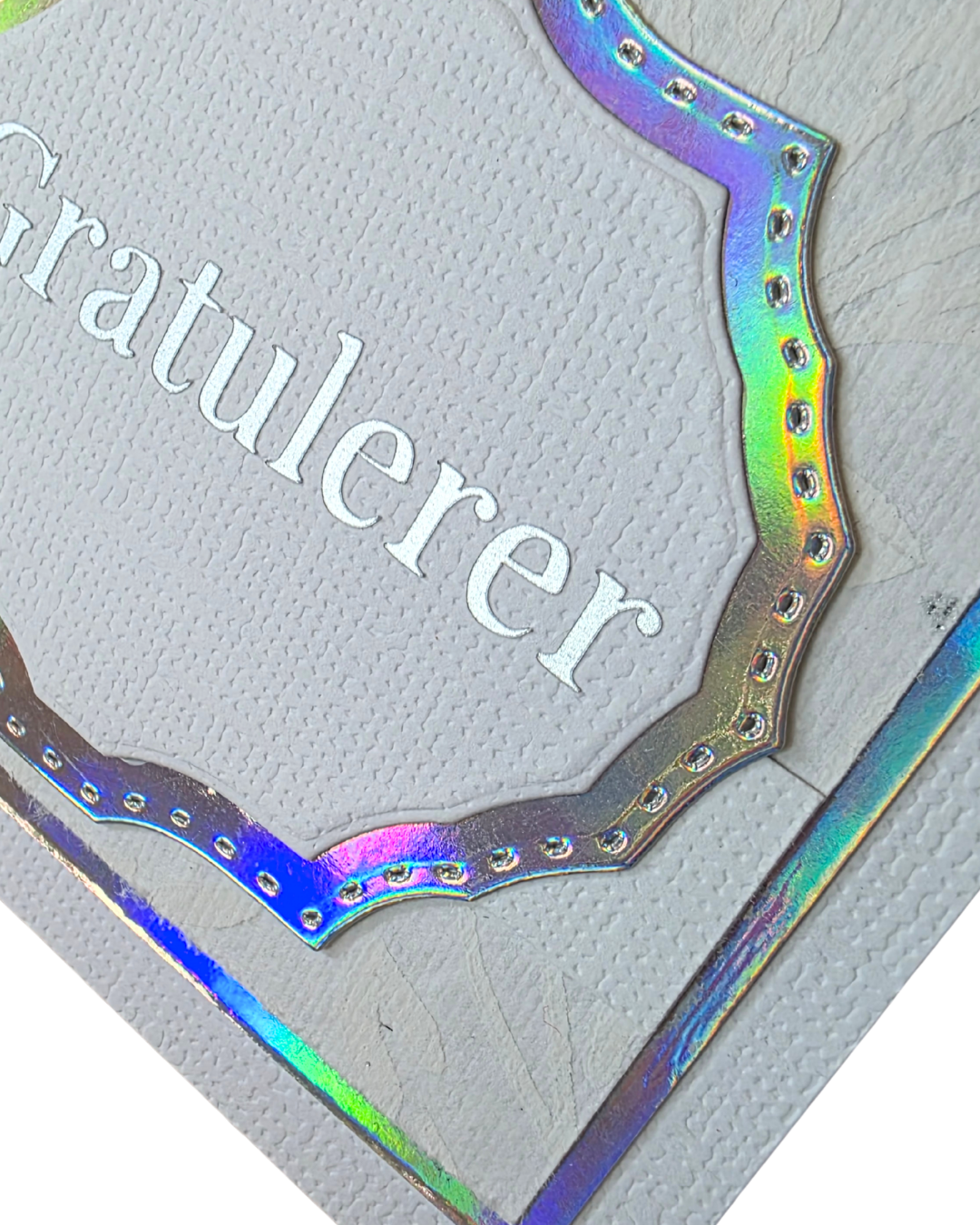 Gratulerer-kort i Elegant-serien – perlehvit med regnbueskimmer (15 x 11 cm)