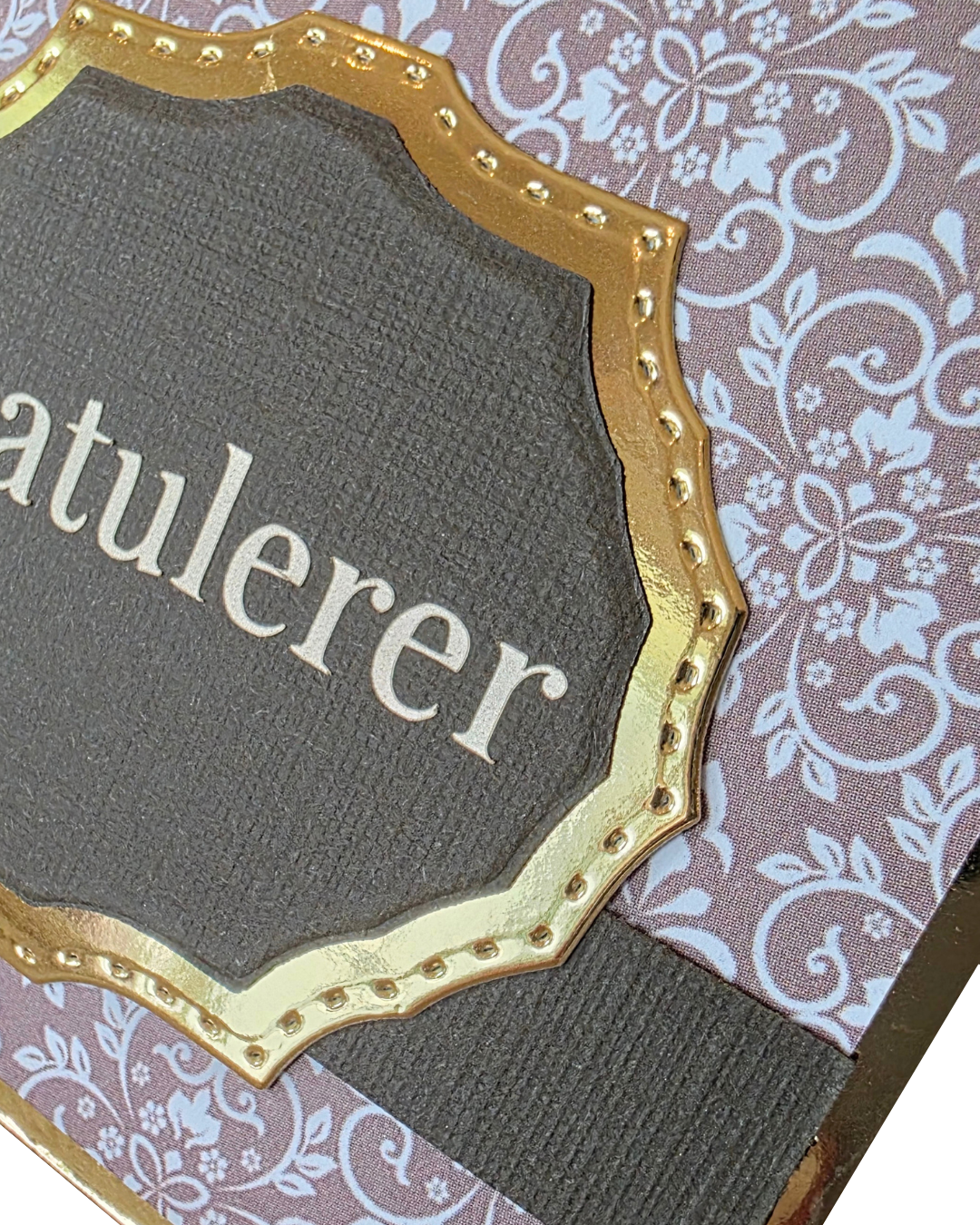 Gratulerer-kort i Elegant-serien – brunt mønster & gull (15 x 11 cm)