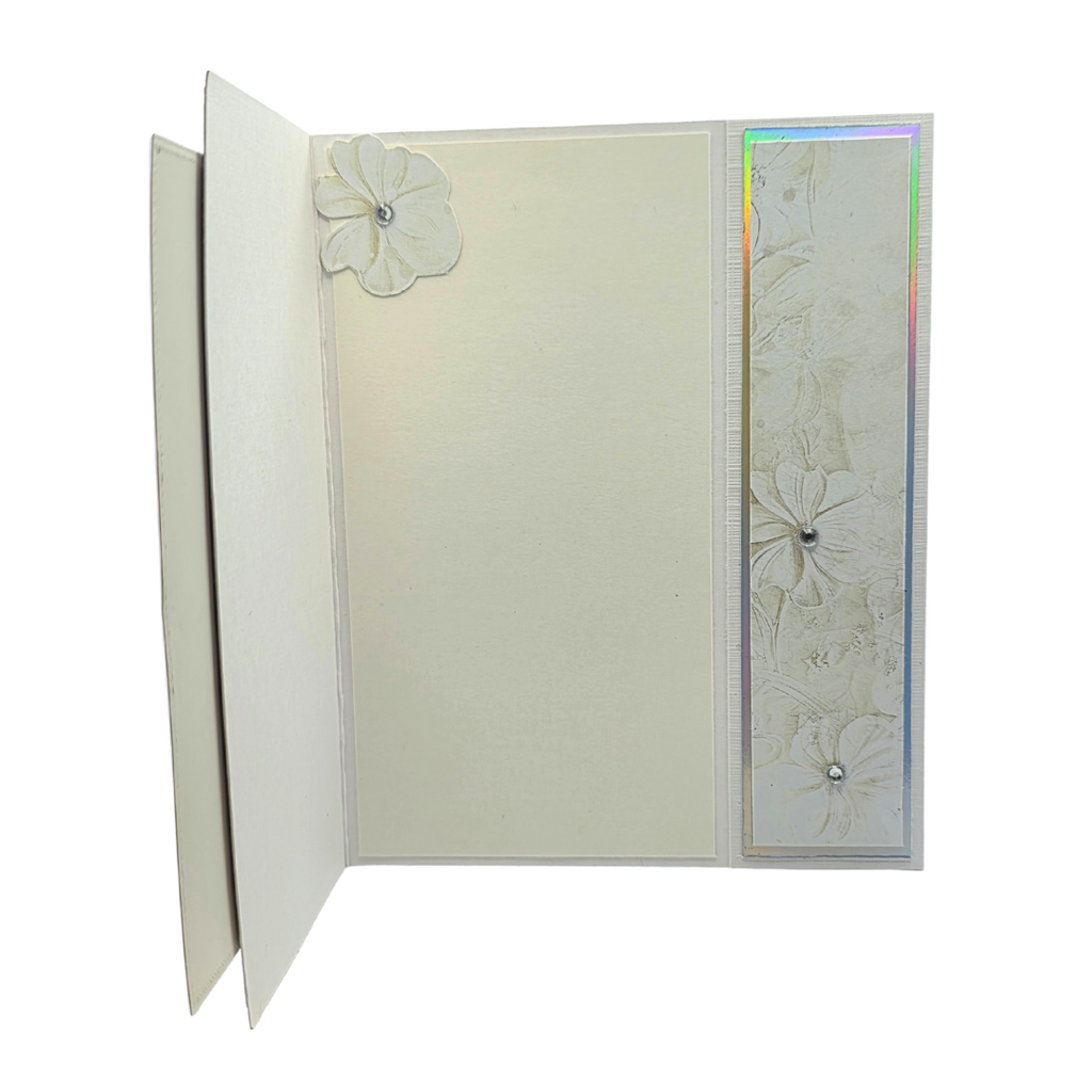 Håndlaget konfirmasjonskort – “Til Konfirmanten” (hvit/blomstermotiv med holografiske detaljer)+