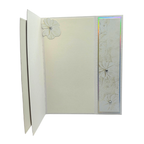 Håndlaget konfirmasjonskort – “Til Konfirmanten” (hvit/blomstermotiv med holografiske detaljer)+