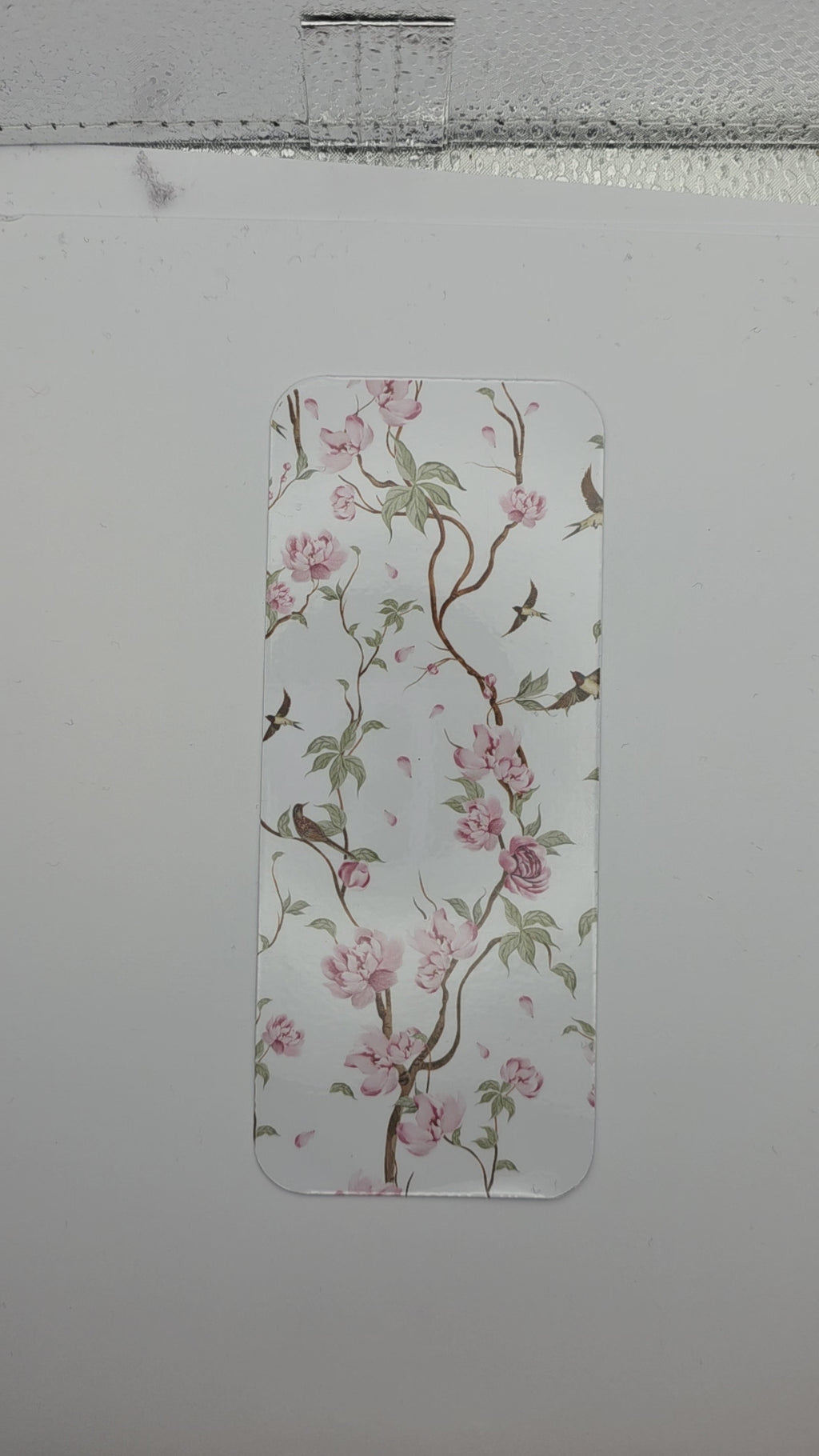 Rosa blomster og søte fugler