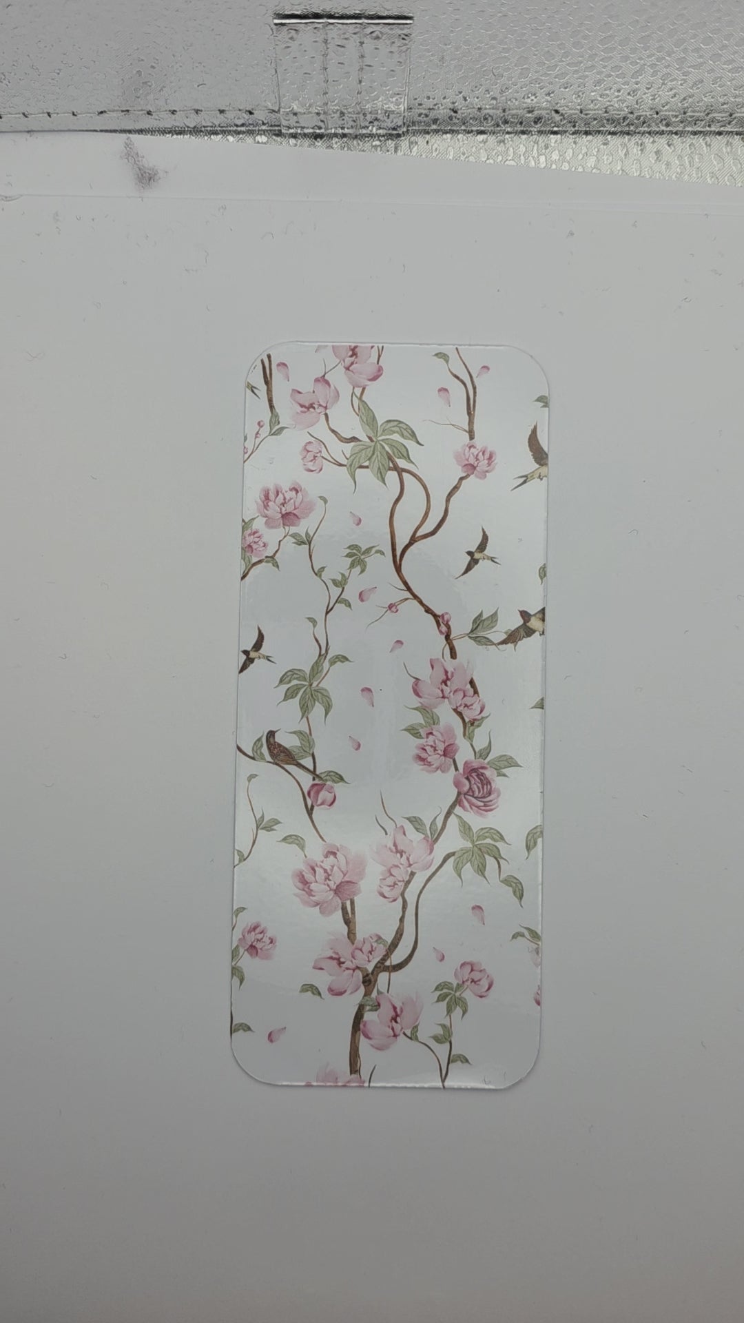 Rosa blomster og søte fugler