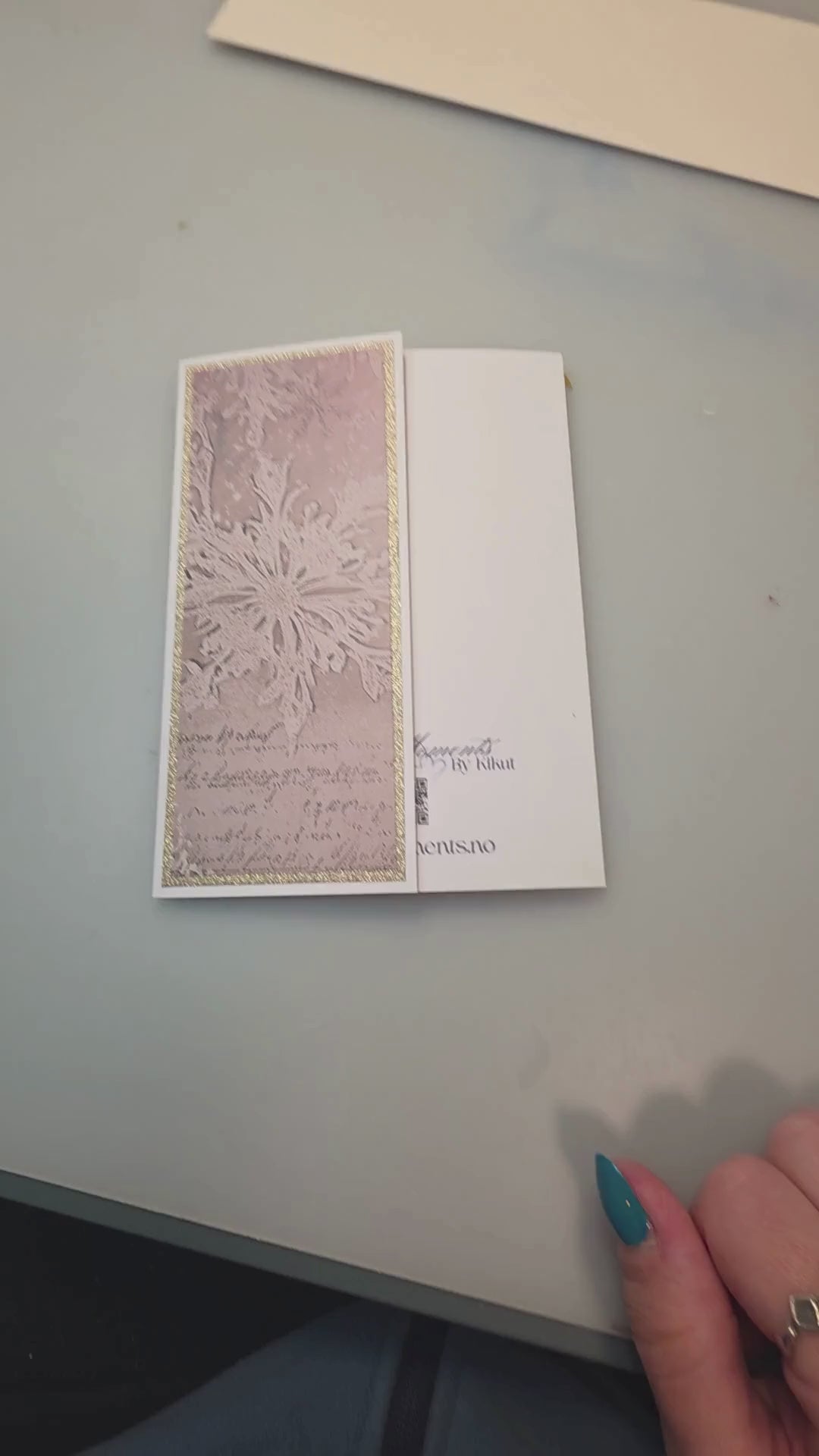 Julehilsen med gavekonvolutt