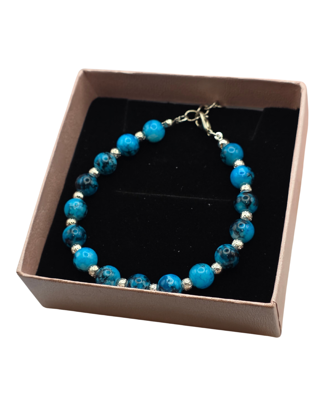 Unike, håndlagde armbånd i flere farger